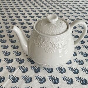Ralph Lauren Wedgwood Clare Teapot